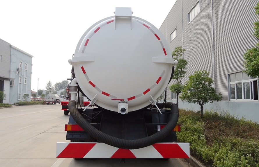 东风天龙吸污车